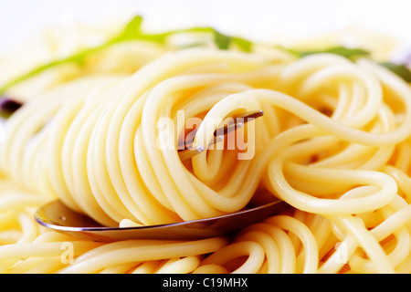 Macro shot di spaghetti twirled intorno a una forcella Foto Stock