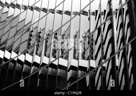 Il Lloyds Building riflessa nella Willis costruzione lungo la strada. Foto Stock