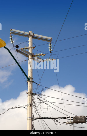 Torre elettrico confuso cablaggio elettrico installazione in Messico Foto Stock