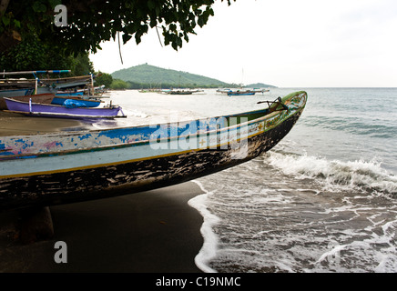 Nel villaggio di Pemuteran, Bali, la pesca è uno dei principali tipi di occupazione e la jukung è un tradizionale contenitore usato. Foto Stock