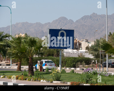 Un segno di traffico in inglese e arabo indicando il luogo per U girare a Sharm el Sheikh, Egitto Foto Stock