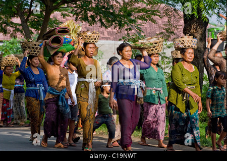 Un indù Balinese cremazione cerimonia che si svolge nel villaggio di Pemuteran è una gioiosa occasione rilasciando l anima del defunto Foto Stock