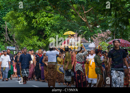 Un indù Balinese cremazione cerimonia che si svolge nel villaggio di Pemuteran è una gioiosa occasione rilasciando l anima del defunto Foto Stock