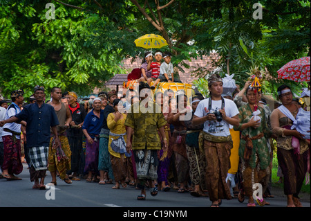 Un indù Balinese cremazione cerimonia che si svolge nel villaggio di Pemuteran è una gioiosa occasione rilasciando l anima del defunto Foto Stock