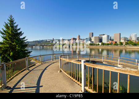 Passerella a spirale di Eastbank Esplanade da Morrison Bridge Portland Oregon Foto Stock