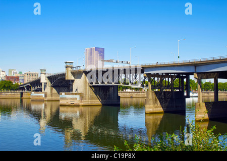 Morrsion ponte sul fiume Willamette in Portland Oregon Foto Stock