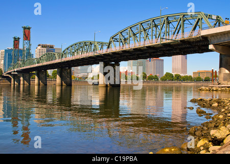 Hawthorne storico ponte sul fiume Willamette Portland Oregon Foto Stock