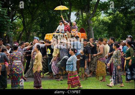 Un indù Balinese cremazione cerimonia che si svolge nel villaggio di Pemuteran è una gioiosa occasione rilasciando l anima del defunto Foto Stock