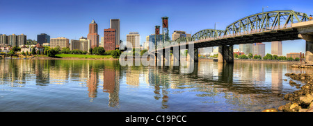 Portland Oregon skyline del centro e Hawthorne Ponte Panorama di riflessione Foto Stock