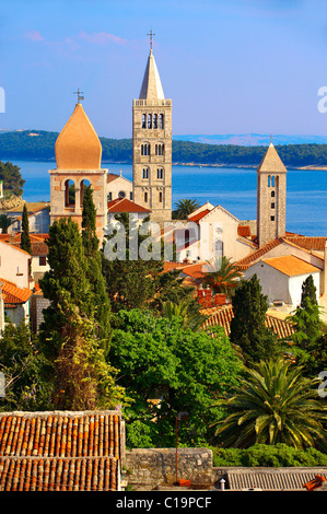 Vista da San Giovanni Chiesa torre oltre la medievale tetti della città di Rab . Isola di Rab, Craotia Foto Stock