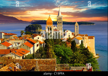 Vista da San Giovanni Chiesa torre oltre la medievale tetti della città di Rab . Isola di Rab, Craotia Foto Stock