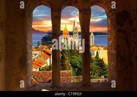 Vista da San Giovanni Chiesa torre oltre la medievale tetti della città di Rab . Isola di Rab, Craotia Foto Stock