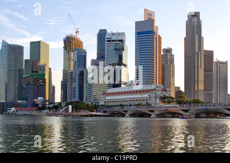 Il Parco Merlion in Singapore dalla Marina Bay Esplanade Foto Stock