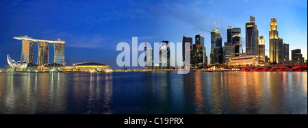 Lo skyline di Singapore da Marina Bay Esplanade a Panorama notturno Foto Stock