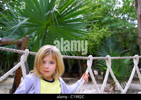 Avventura bionda bambina sulla foresta pluviale jungle park ponte di corde Foto Stock