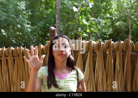 Ragazza indiana sventolando saluto nella giungla del sud della foresta pluviale americana Foto Stock