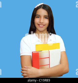 Bruna giovane studente girl teen latino libri di contenimento isolato su blu Foto Stock
