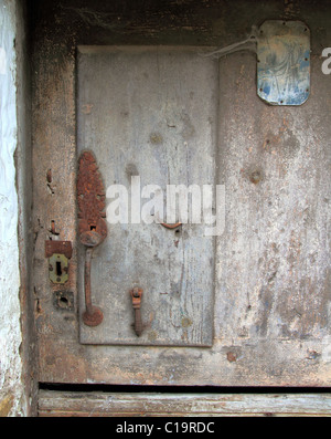 Età compresa tra le porte in legno stagionato architettura vintage dettaglio Foto Stock