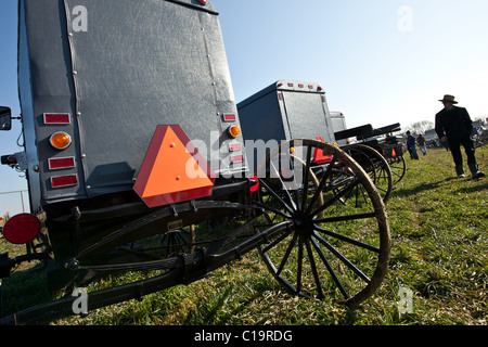 Amish buggies visualizzato all asta durante il fango annuali di vendita per supportare il dipartimento dei vigili del fuoco 12 Marzo in Gordonville, PA. Le aste sono tenuti in primavera dalla comunità Amish per raccogliere fondi per la comunità. Vendita di fango è la Lancaster County termine per indicare un asta annuale/vendita a uno di un certo numero di locali antincendio aziende. Le vendite, appropriatamente chiamato per la condizione della massa di scongelamento, richiamano migliaia di persone in cerca di occasioni su nulla da quilt Amish e pezzi di antiquariato di legname, buggy e macchine tosaerba. Foto Stock