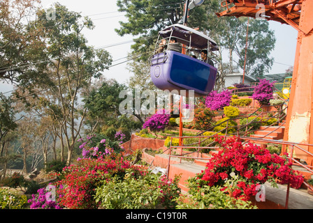 I turisti in un overhead funivia, Haridwar, Uttarakhand, India Foto Stock