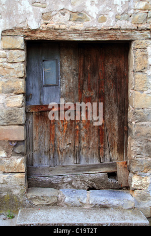 Età compresa tra le porte in legno stagionato architettura vintage dettaglio Foto Stock