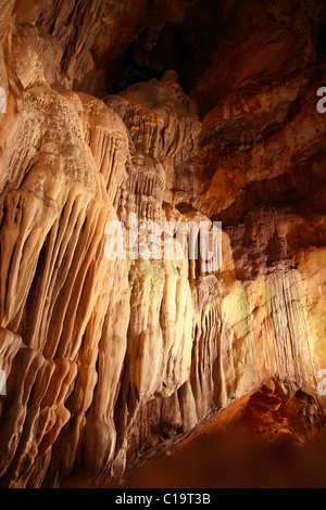 Grotta di stalattiti caverna sotterranea luce magica nei Pirenei Spagna Foto Stock