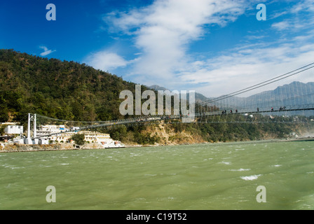 Sospensione ponte su un fiume, Ram Jhula, Fiume Gange, Rishikesh, Uttarakhand, India Foto Stock