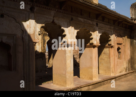 Arcade in una fortezza, Orchha Fort, Orchha, Madhya Pradesh, India Foto Stock