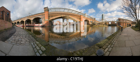 Panorama ferroviario vittoriano viadotti e ponti nel bacino di Castlefield Manchester Foto Stock