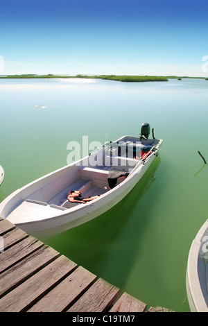Barche nel molo di laguna di mangrovie in Riviera Maya Sian Kaan Foto Stock