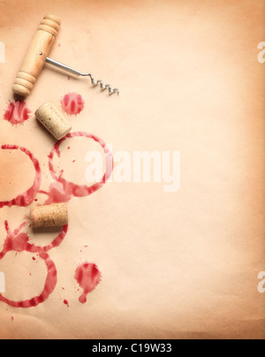 Cerchi di vino dalla bottiglia sulla vecchia carta con un cavatappi e tappi. Foto Stock