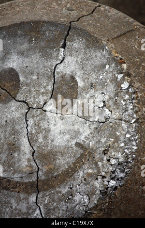 Close up dettaglio di una faccina dipinta su una roccia di calcestruzzo. Foto Stock