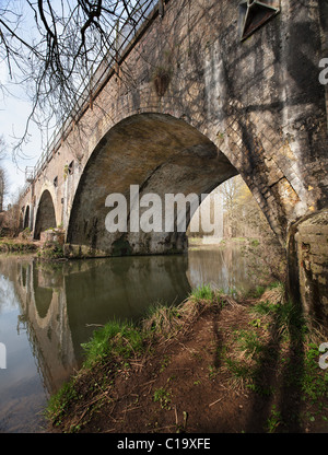 Sei archi ponte sopra il fiume Medway Foto Stock