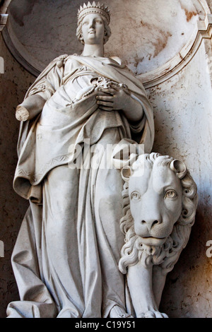 Chiudere la vista di una statua di una donna si trova sull'entrata del Palazzo Nazionale di Ajuda a Lisbona, Portogallo. Foto Stock