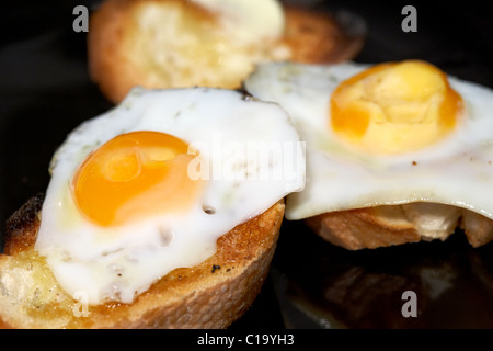 Frittura di uova di quaglia imburrato sul pane tostato Foto Stock