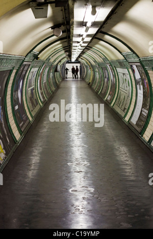 Il Tunnel nella stazione della metropolitana della città di Londra Inghilterra REGNO UNITO Foto Stock