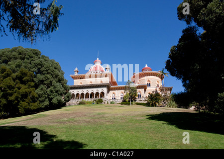 Vista della bellissima Monserrate Palace situato sul Sintra National Park, Portogallo. Foto Stock