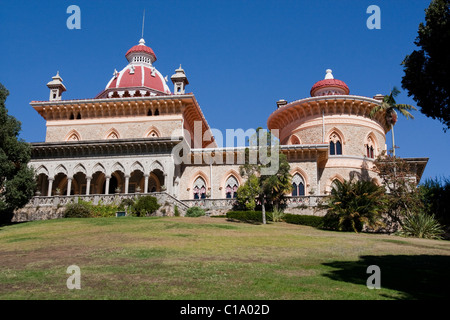 Vista della bellissima Monserrate Palace situato sul Sintra National Park, Portogallo. Foto Stock