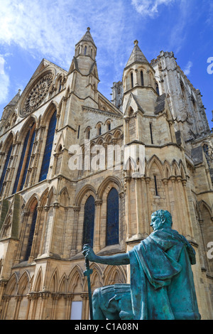 Una statua dell'imperatore romano Costantino al di fuori di York Minster Foto Stock