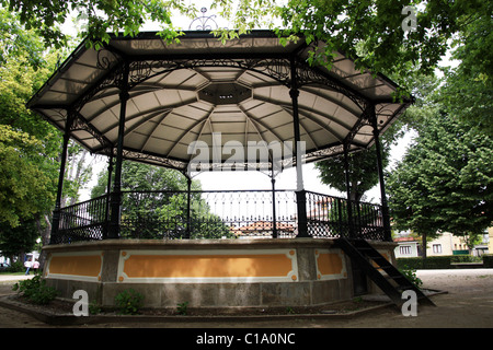 Vista di un palco per spettacoli gazebo su un parco pubblico di Portogallo. Foto Stock