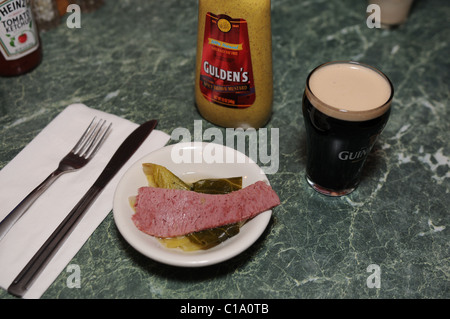 " Corned beef ", cavolo e Guinness come viene servito presso l'O'Hara, un pub irlandese in Lower Manhattan. Foto Stock