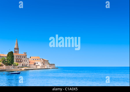 Porec città vecchia in Croazia, costa adriatica, Istria regione, popolare meta turistica. Copyspace sul cielo blu. Foto Stock