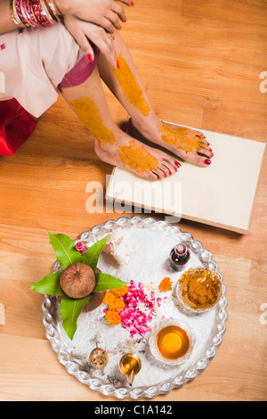 Bassa vista in sezione di una sposa nel tradizionale abito in Bengali con pooja thali Foto Stock