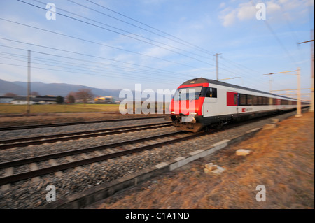 Un treno svizzero. Motion Blur utilizzato per dare il senso della velocità. Foto Stock
