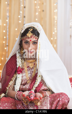 Ritratto di una sposa azienda sindoor in lingua bengalese wedding Foto Stock