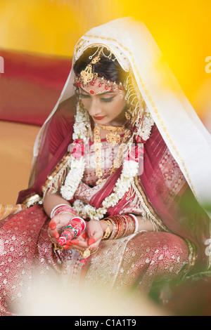 Sposa sindoor tenuta in lingua bengalese wedding Foto Stock