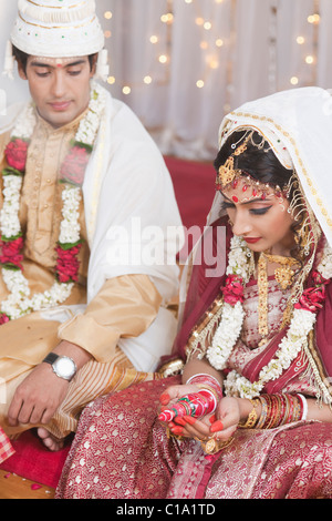 Paio di eseguire la cerimonia religiosa in lingua bengalese wedding Foto Stock