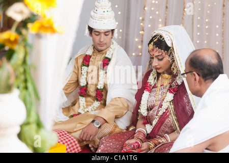 Sacerdote di eseguire la cerimonia religiosa in lingua bengalese wedding Foto Stock