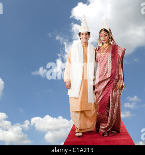 Sposa giovane in piedi su un tappeto di nuvole Foto Stock