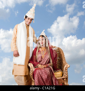 Ritratto di una sposa giovane in nubi Foto Stock